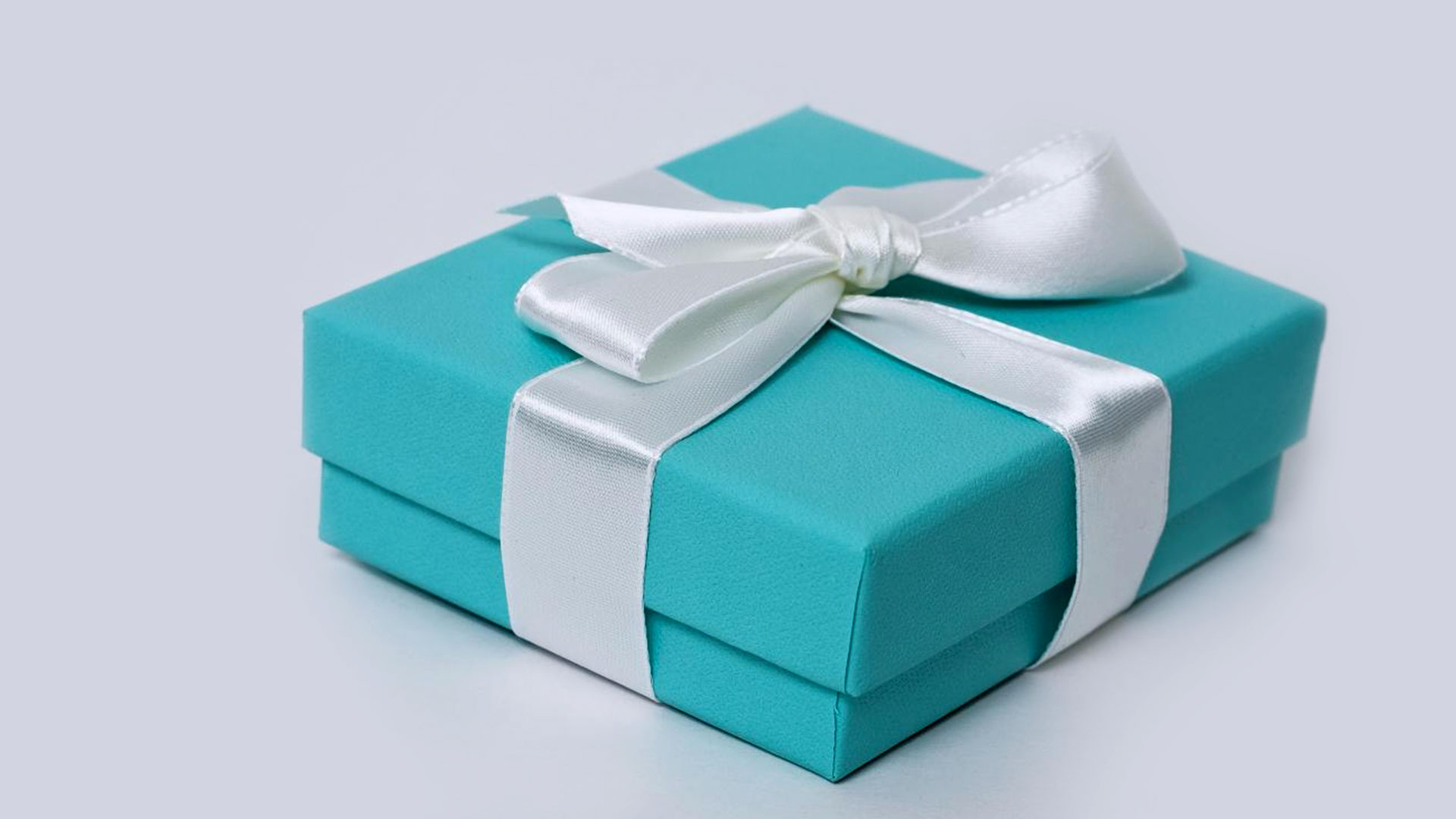 Подарок синий цвет. Подарок голубого цвета. Подарок Тиффани. Tiffany Blue коробка. Голубая коробочка от Тиффани.